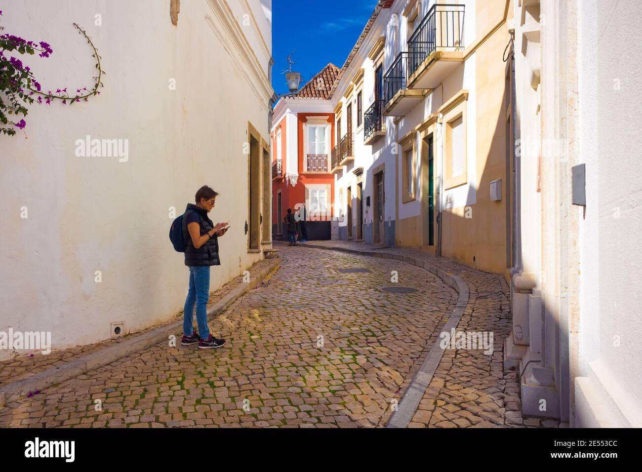 Blick auf eine Straße im historischen Zentrum von Tavira, einer der schönsten Städte an der Küste der Algarve in Portugal Stockfoto