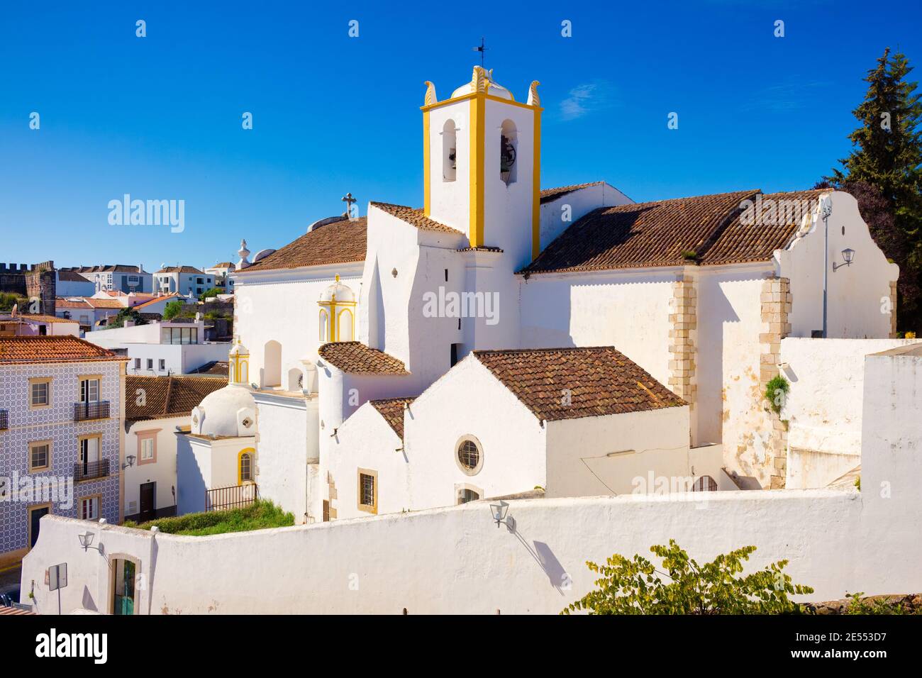Blick auf den Glockenturm der Kirche von Santiago im oberen Teil des historischen Zentrums von Tavira an der Algarve, Portugal Stockfoto