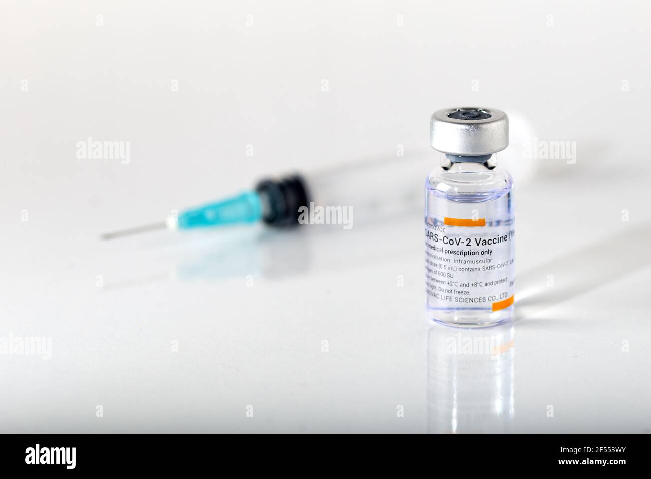 Izmir, Türkei - 01-26-2021: Sinovac Covid -19 Impfstofffläschchen und Injektionsspritze isoliert auf weißem Hintergrund. Stockfoto