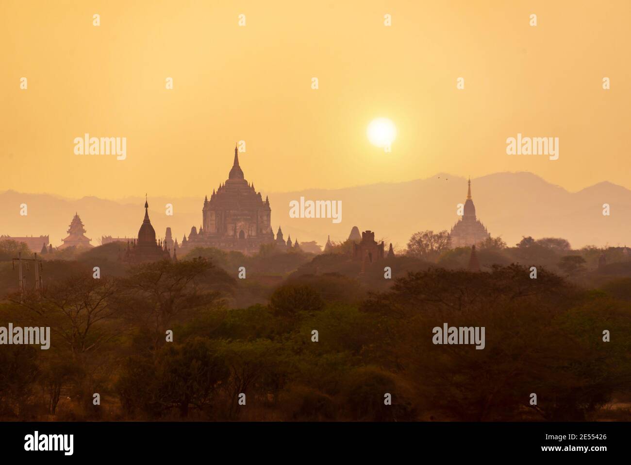Landschaft von Tempeln Silhouetten in Bagan bei Sonnenuntergang, Burma, Myanmar Stockfoto