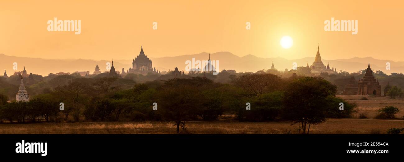 Panorama der Tempel Silhouetten in Bagan bei Sonnenuntergang, Burma, Myanmar Stockfoto