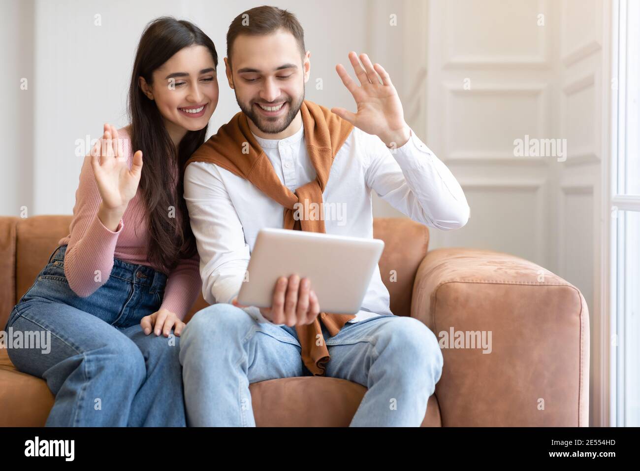 Arabisches Paar Videoanrufe Mit Digital Tablet Sitzen Zu Hause Stockfoto