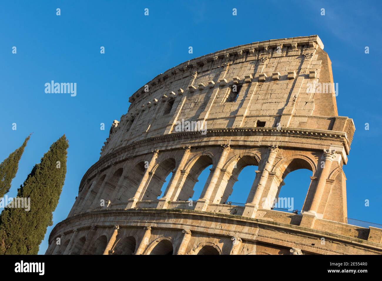 Rom, die Hauptstadt Italiens, ist eine kosmopolitische Großstadt, die fast 3.000 Jahre Kunstgeschichte, Architektur und Kultur vorherweisen kann. Stockfoto