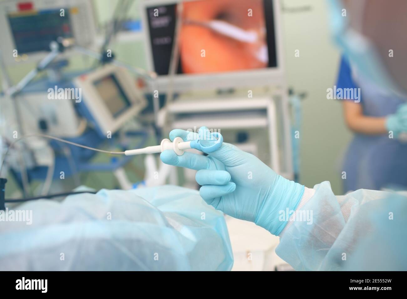 Ärztin führt Endoskopie Verfahren im Krankenhaus. Stockfoto