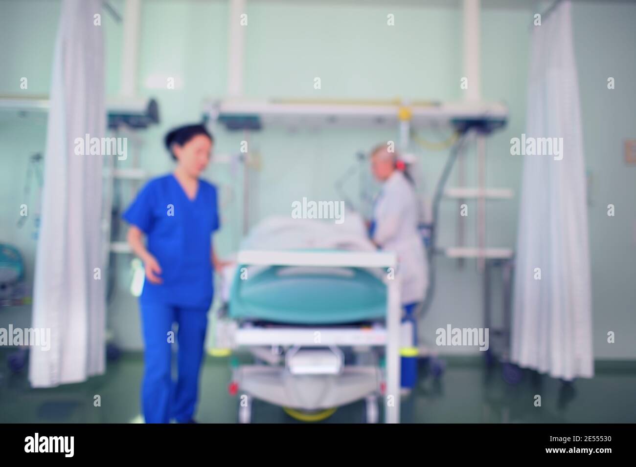 Medizinisches Personal am Bett, unfokussierter Hintergrund. Stockfoto
