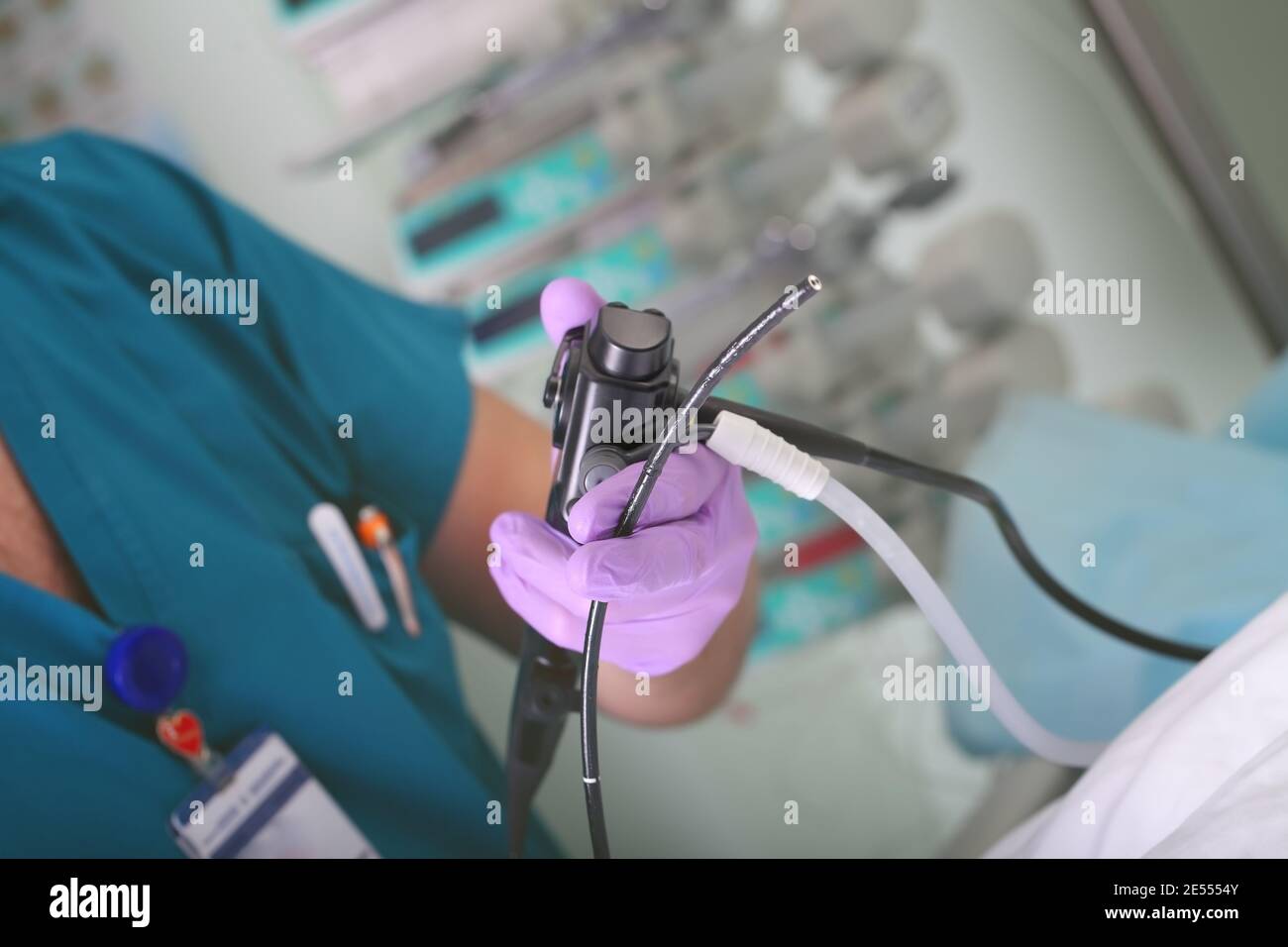 Arzt bei der Endoskopie im Krankenzimmer. Stockfoto