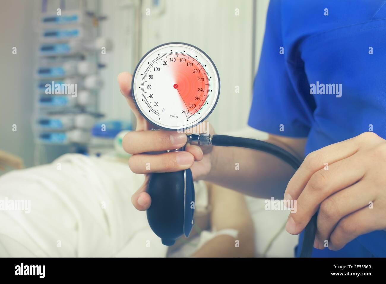 Blutdruckmessung auf der Intensivstation. Stockfoto