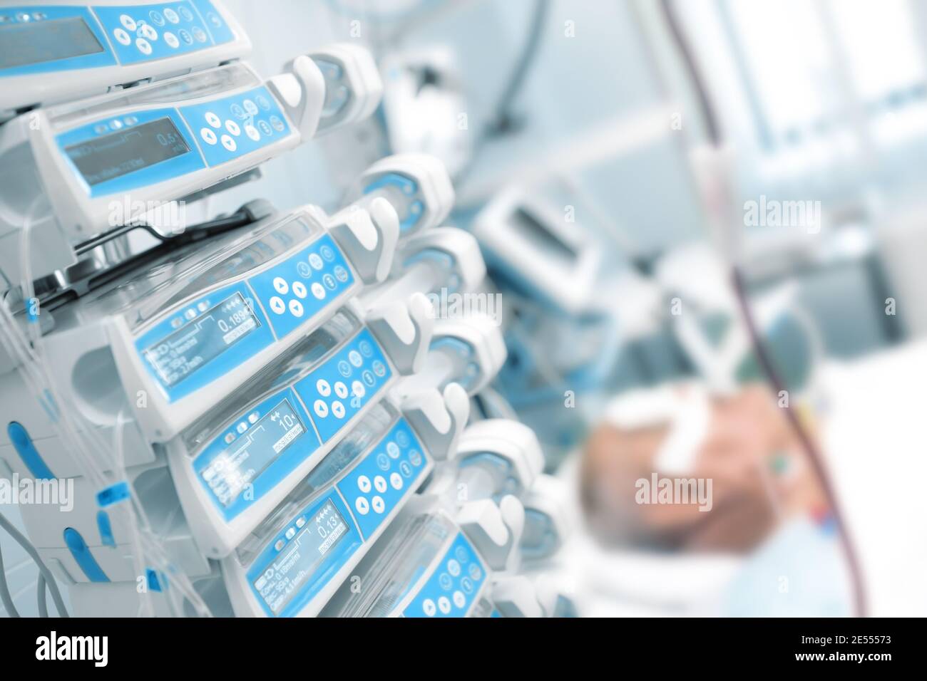 Patienten in der Intensivstation komatös behandeln. Stockfoto