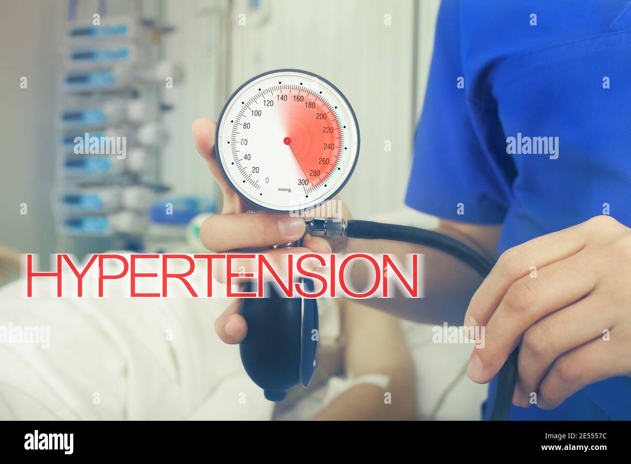 Blutdruckmessgerät mit roter Beschriftung Hypertonie. Stockfoto
