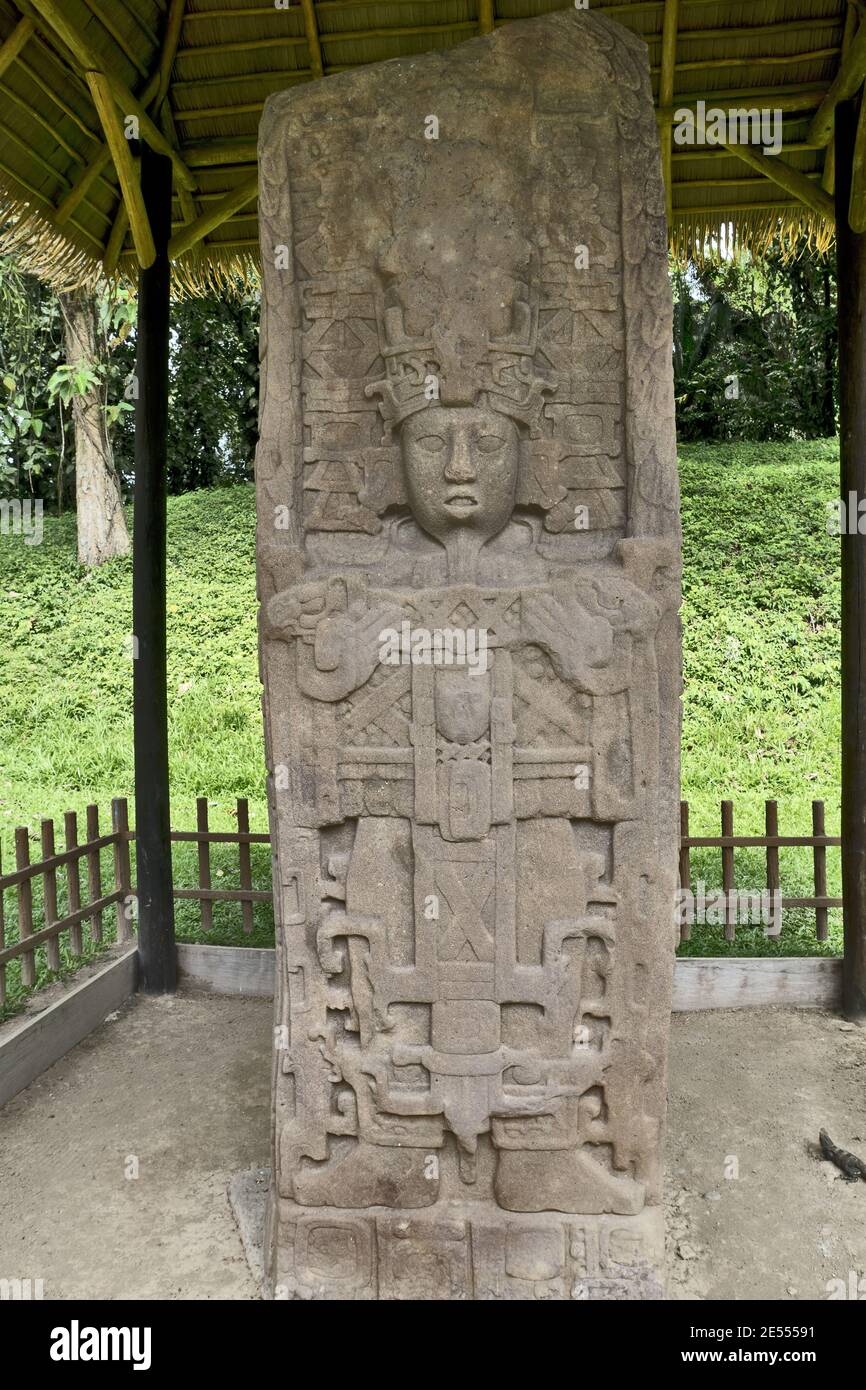 Quirigua, Guatemala: Stela des maya-Herrschers in Quirigua. Quirigua ist eine archäologische Stätte der Maya im Departement Izabal. Stockfoto