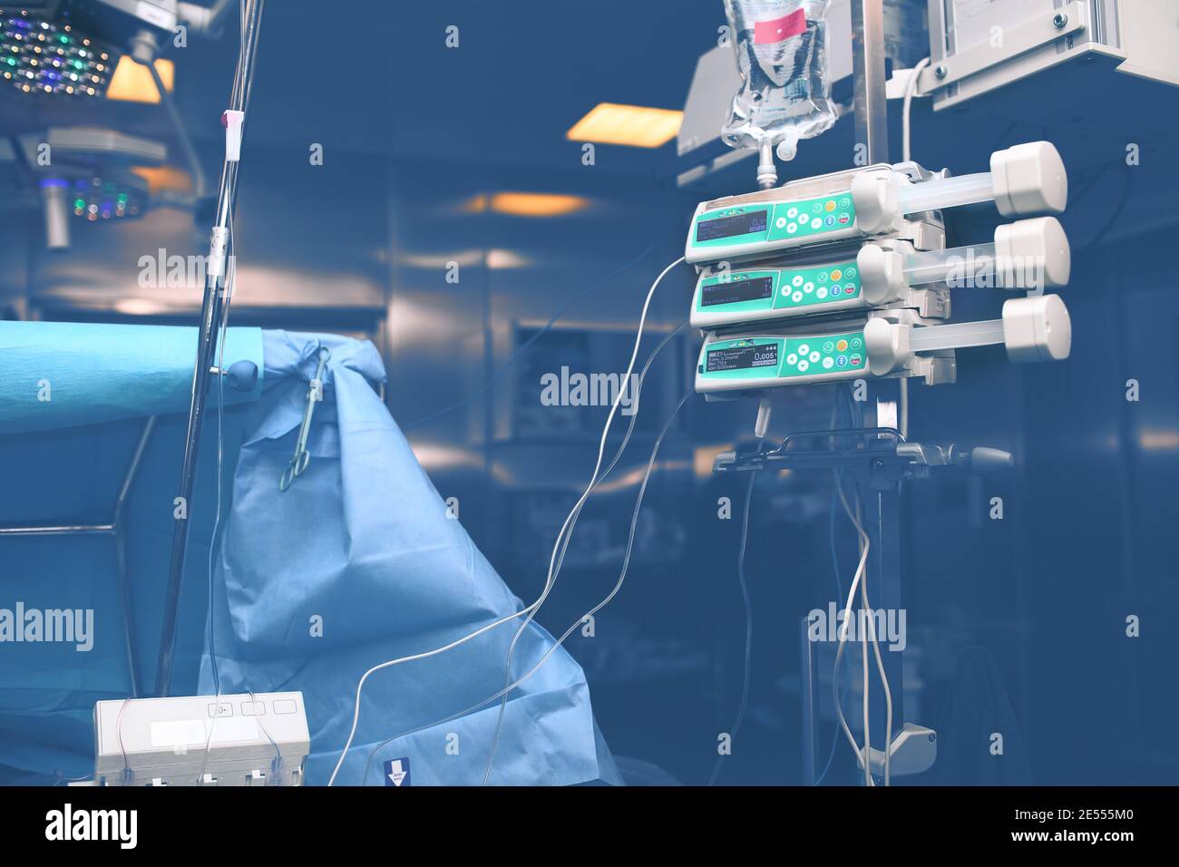 Geräte im Operationssaal des Krankenhauses. Stockfoto