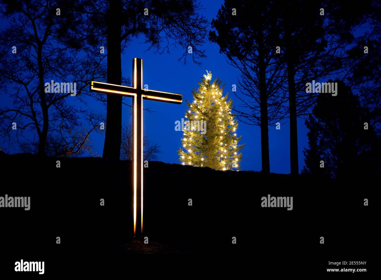 Beleuchteten Kreuz und weihnachtsbaum mit hellen Lichtern in der Morgen blaue Stunde zu Weihnachten. Salo, Finnland. 2020. Stockfoto