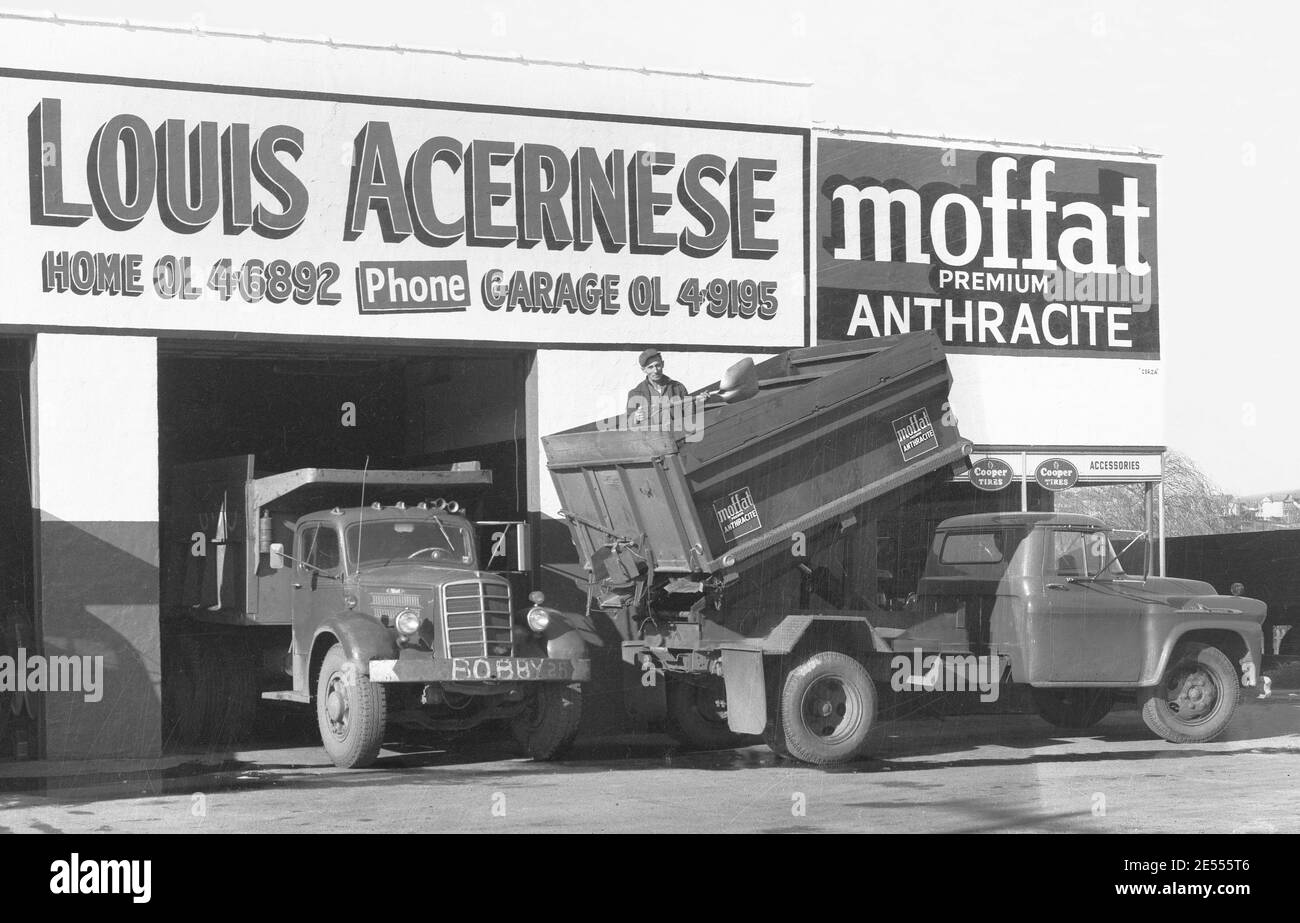 Dies ist eine Ansicht eines Moffat Premium Anthrazit Kohlehändlers Louis Acernese zeigt Kohle LKW beladen mit Kohle für die Lieferung. Pittston Gegend von Pennsylvania in der Mitte der 1950er Jahre Stockfoto