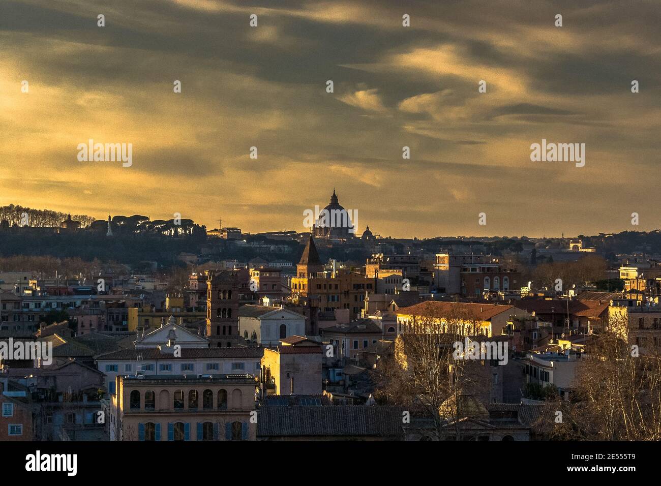 Rom, die Hauptstadt Italiens, ist eine kosmopolitische Großstadt, die fast 3.000 Jahre Kunstgeschichte, Architektur und Kultur vorherweisen kann. Stockfoto
