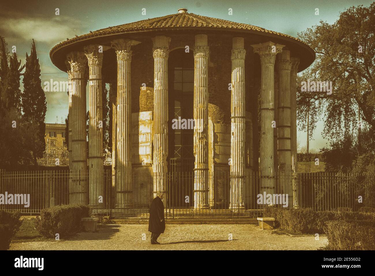 Rom, die Hauptstadt Italiens, ist eine kosmopolitische Großstadt, die fast 3.000 Jahre Kunstgeschichte, Architektur und Kultur vorherweisen kann. Stockfoto