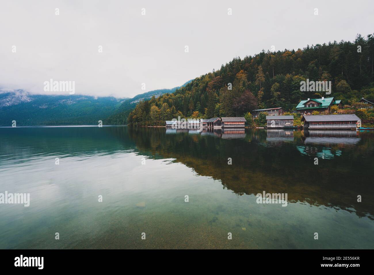 Süßwassersee in Österreich. Stockfoto