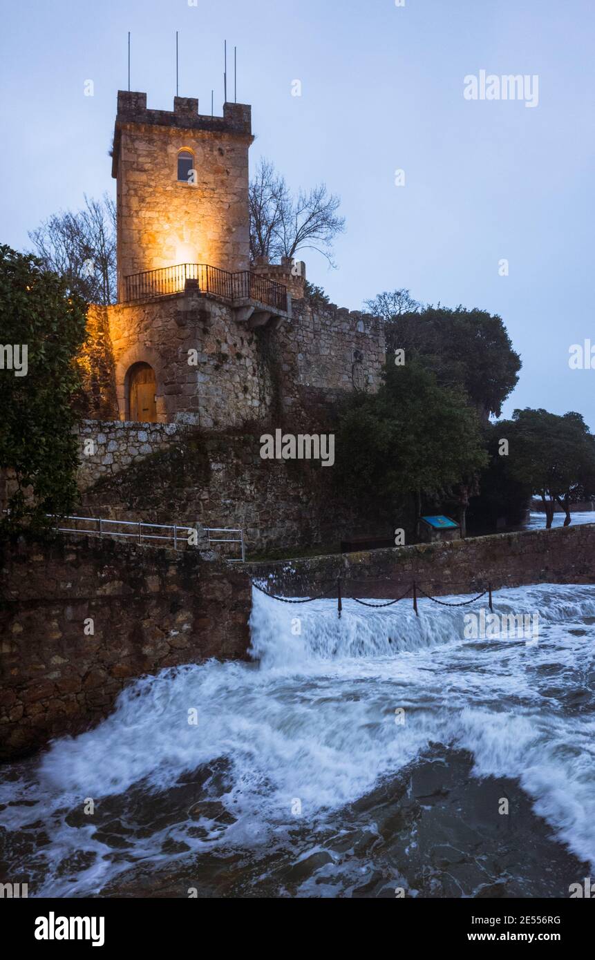 Oleiros, PROVINZ Coruña, Galicien, Spanien - 11. Februar 2020 : Wellen brechen gegen die Mauern der beleuchteten Burg Santa Cruz auf Santa Cristin Stockfoto