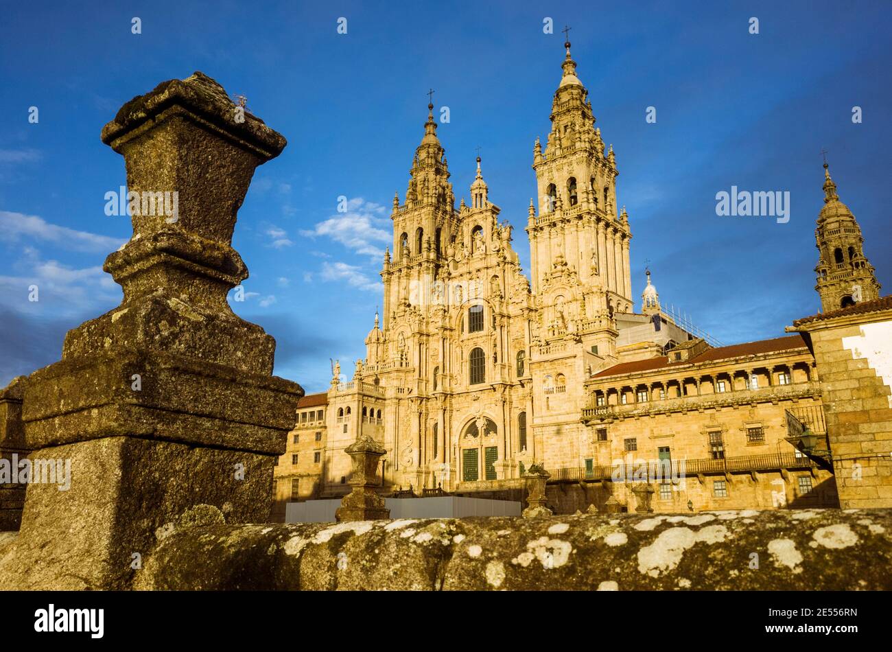 Santiago de Compostela, A Coruña Provinz, Galicien, Spanien - 12. Februar 2020 : barocke Fassade der Kathedrale auf dem Obradoiro Platz. Die Cathedr Stockfoto