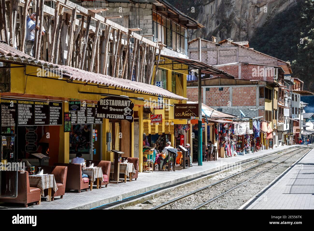 Geschäfte und Restaurants in der Nähe von Bahngleisen, Machu Picchu Pueblo (Fka Aguas Calientes), Cusco, Peru Stockfoto