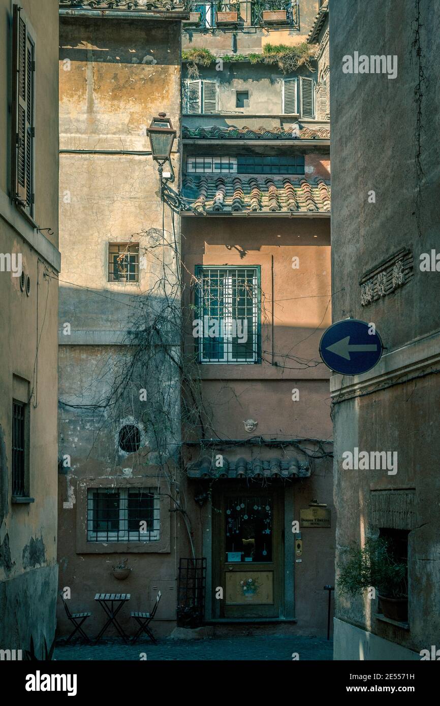 Rom, die Hauptstadt Italiens, ist eine kosmopolitische Großstadt, die fast 3.000 Jahre Kunstgeschichte, Architektur und Kultur vorherweisen kann. Stockfoto