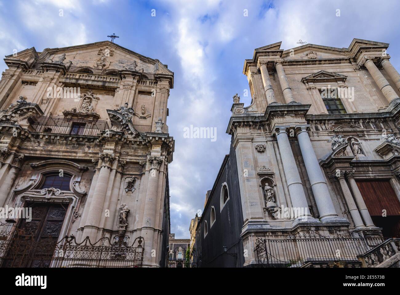 Kirche des Heiligen Benedikt (links) und Kirche von Saint Francis Borgia in Catania Stadt auf der Ostseite der Insel Sizilien, Italien Stockfoto