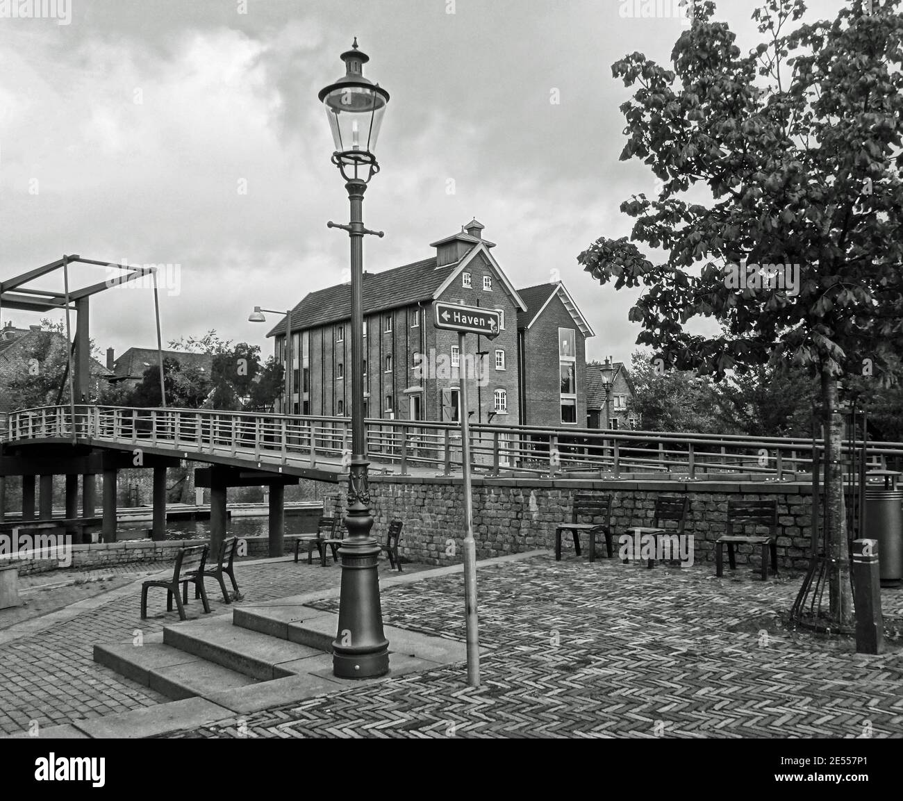 Alter Hafen von Coevorden, Niederlande. Wunderschöne alte Kanalhäuser, Lampenpfosten und eine alte Brücke. Schwarzweiß-Bild Stockfoto