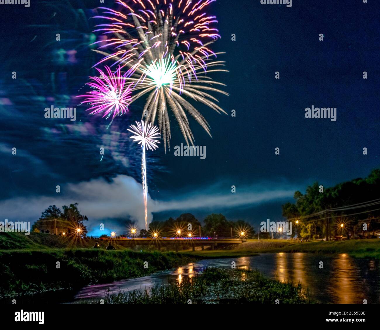 Prattville, Alabama, USA - 4. Juli 2017: Feuerwerk der Stadt zum Unabhängigkeitstag, vom Autauga Creek aus gesehen. Stockfoto