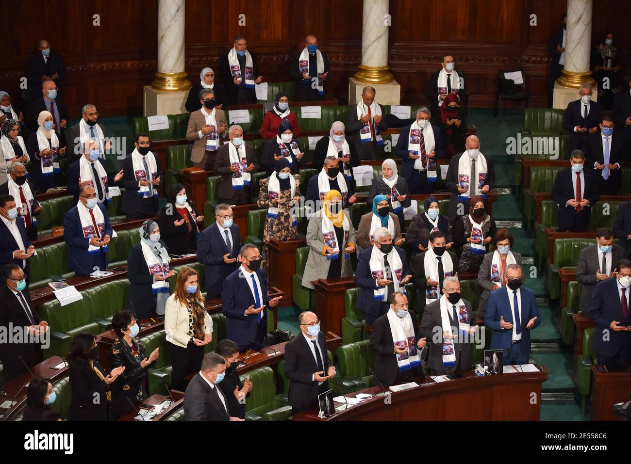 Tunis, Tunesien. Januar 2021. Mitglieder des islamistischen Blocks Ennahda, der für die Fatiha steht, oder die Gebete der verstorbenen Abgeordneten mehrzia abidi und Mitglied der islamisch-konservativen Partei, Der ehemalige Vize-Präsident des Parlaments markierte die tunesische Politik nach der Revolution von 2011 während der Plenarsitzung der Abstimmung über die Kabinettsumbildung in der Versammlung der Volksvertreter, die dem Regierungschef Hichem Mechichi folgte und elf neue Minister ernannte. Kredit: SOPA Images Limited/Alamy Live Nachrichten Stockfoto