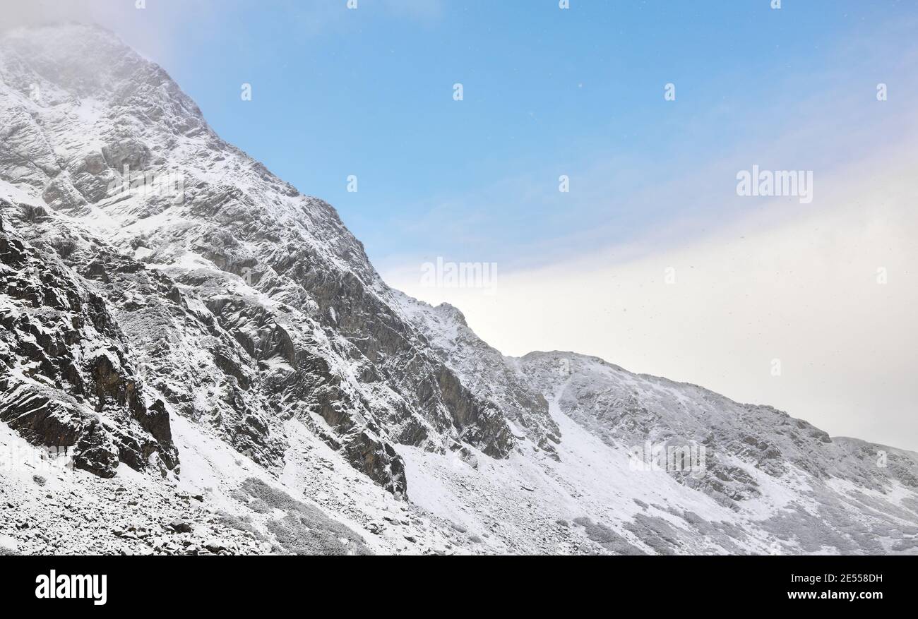 Tatra Berge an einem verschneiten Tag, Tatra Nationalpark, Polen. Stockfoto