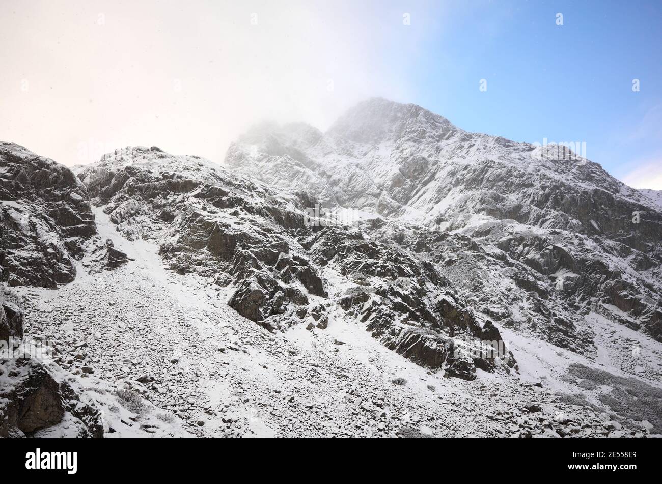 Tatra Berge an einem verschneiten Tag, Tatra Nationalpark, Polen. Stockfoto