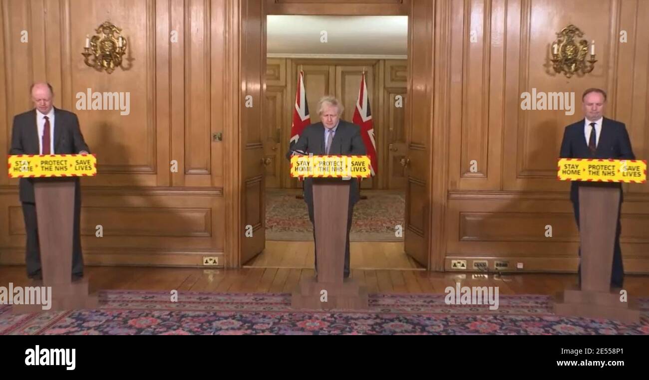 Screengrab von (von links nach rechts) Chief Medical Officer Chris Whitty, Premierminister Boris Johnson und Sir Simon Stevens, Chief Executive des National Health Service in England, während einer Medienbesprechung in Downing Street, London, zum Coronavirus (COVID-19). Bilddatum: Dienstag, 26. Januar 2021. Stockfoto