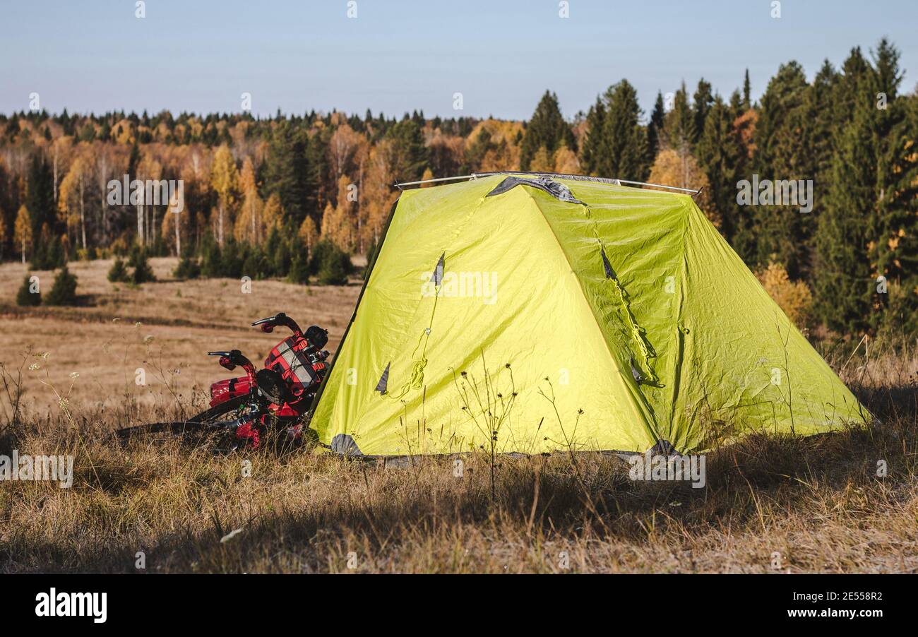 Reisen mit dem Fahrrad, grünes Zelt, Camping, Hintergrund für Abenteuer Stockfoto