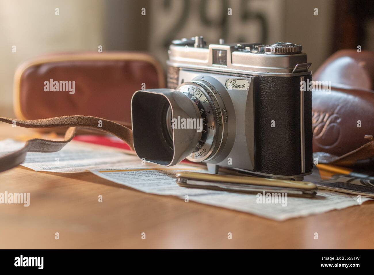 Dies ist ein Foto einer Kodak Retinette, Vintage-Filmkamera. Dieses Bild wurde mit einer Canon 70D und einem 50mm f/1.4 aufgenommen. Stockfoto