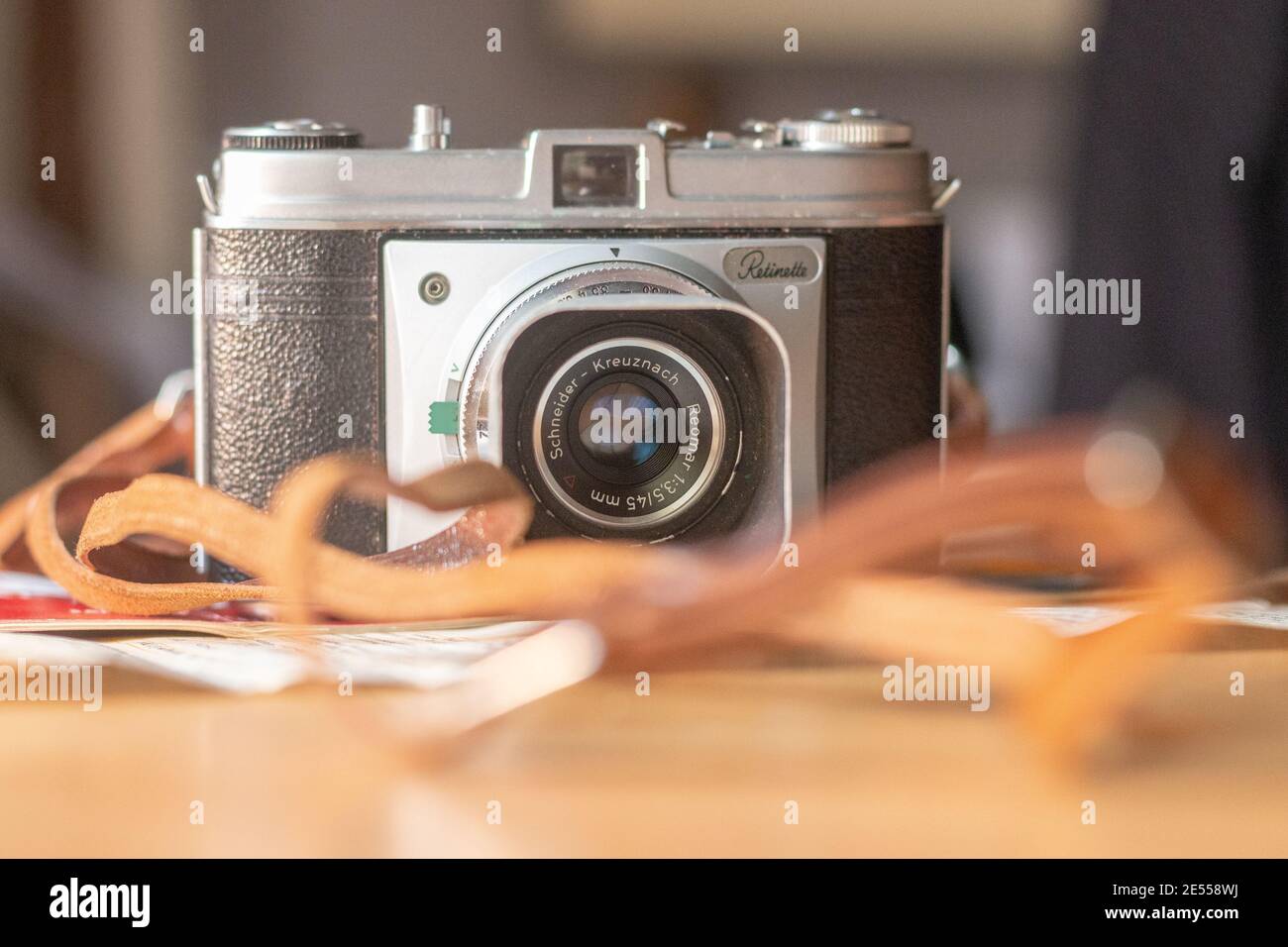 Vorderansicht einer Kodak Retinette Filmkamera mit einem Vintage Lederarmband. Stockfoto