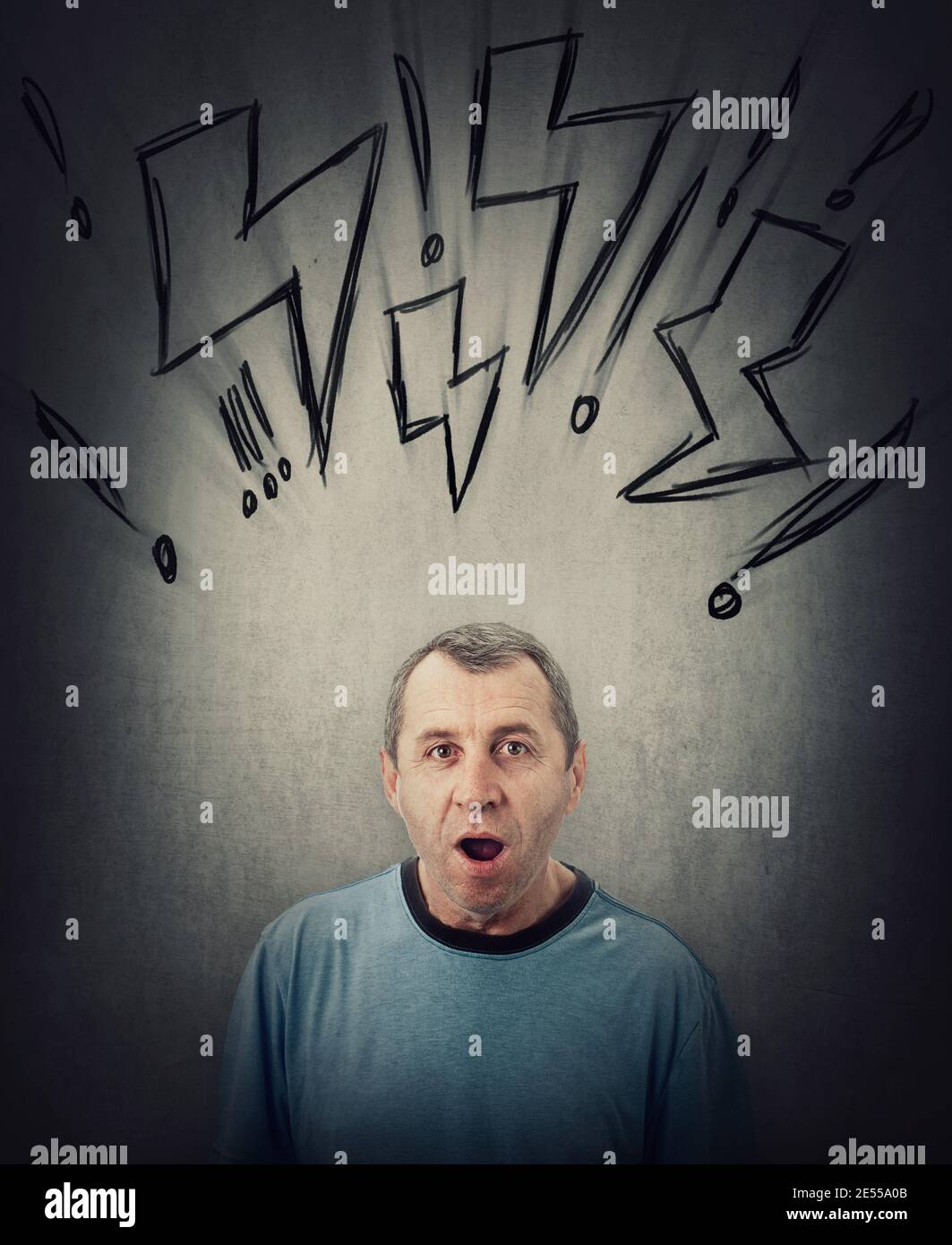 Schockiert Mann mittleren Alters mit weit geöffneten Augen und Mund isoliert auf grauen Wand Hintergrund. Überraschte ältere männliche, staunenden Ausdruck. Lichtn Stockfoto