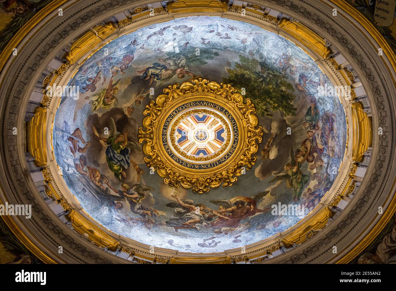 Rom, die Hauptstadt Italiens, ist eine kosmopolitische Großstadt, die fast 3.000 Jahre Kunstgeschichte, Architektur und Kultur vorherweisen kann. Stockfoto
