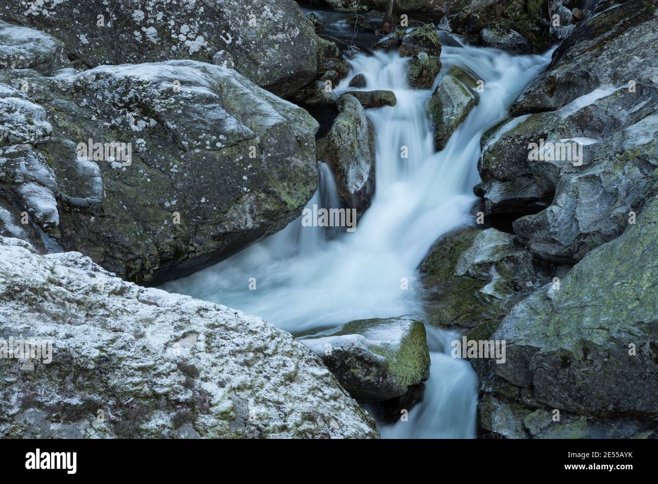 Nahaufnahme eines Wasserfalls im Winter. Kaltes Wetter - Frost und Eisformationen. Stockfoto