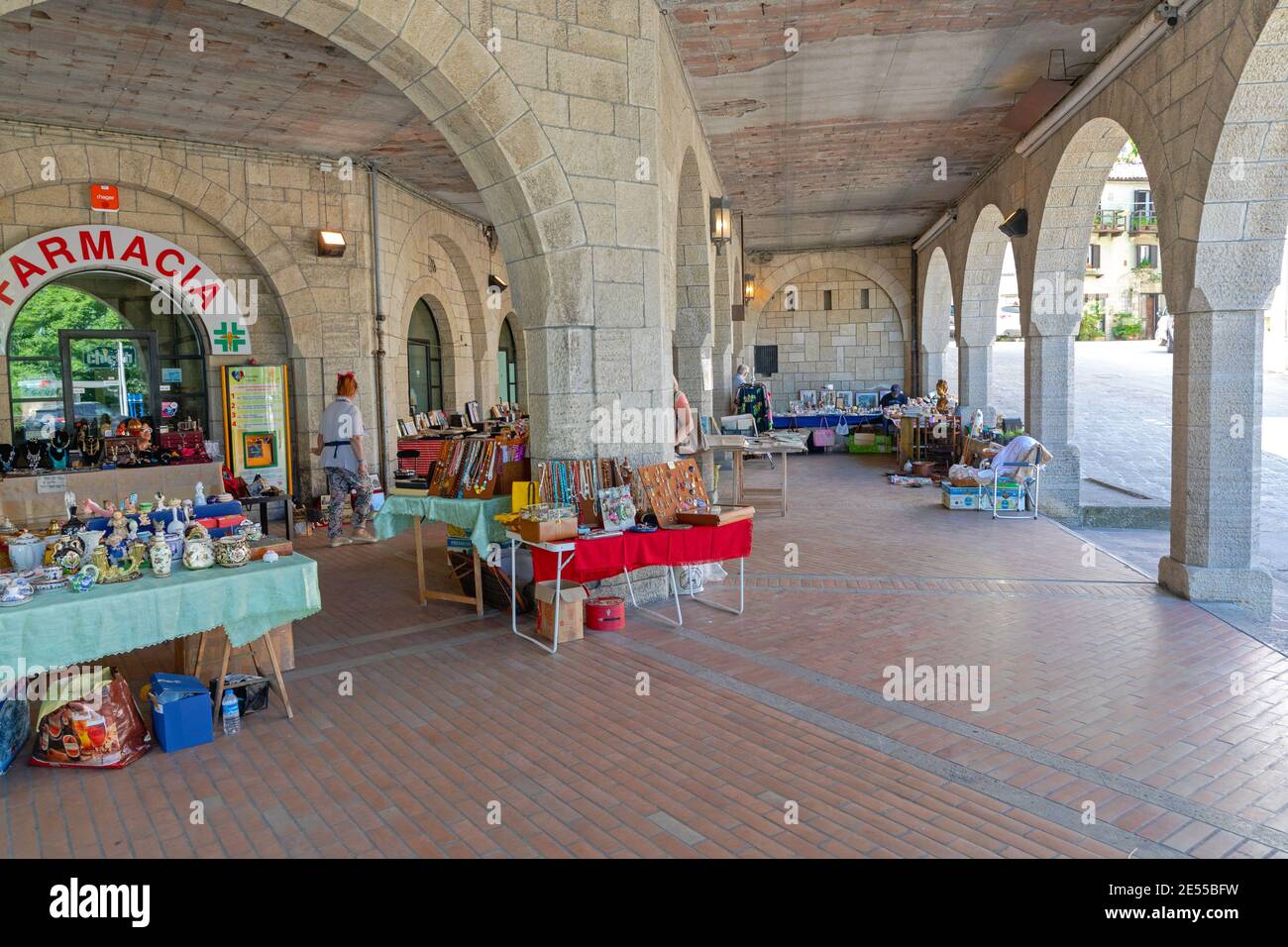 San Marino - 16. Juni 2019: Antiquitätenmarkt am Sonntag in der Republik San Marino. Stockfoto