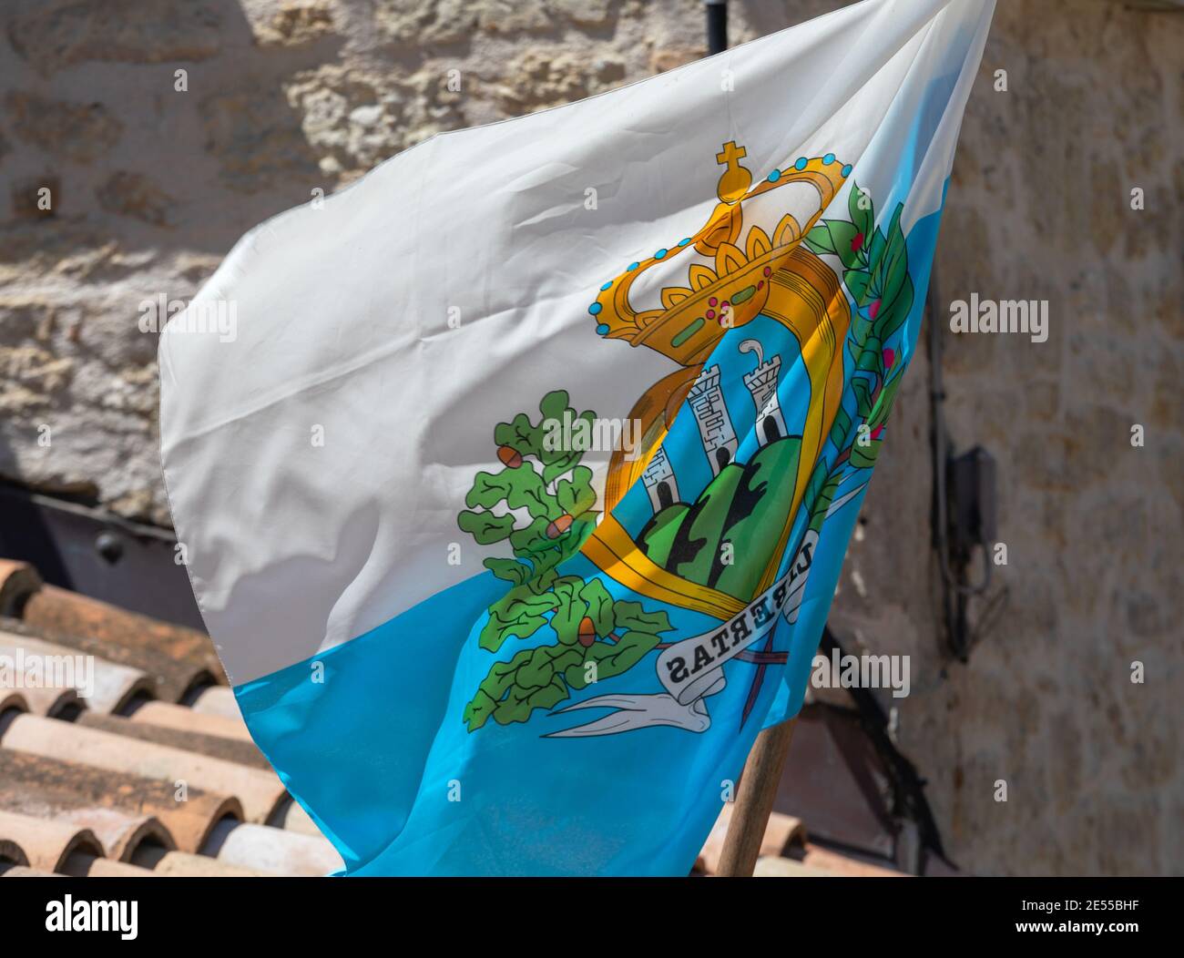 San Marino - 16. Juni 2019: Republik San Marino mit weißer und blauer Flagge. Stockfoto