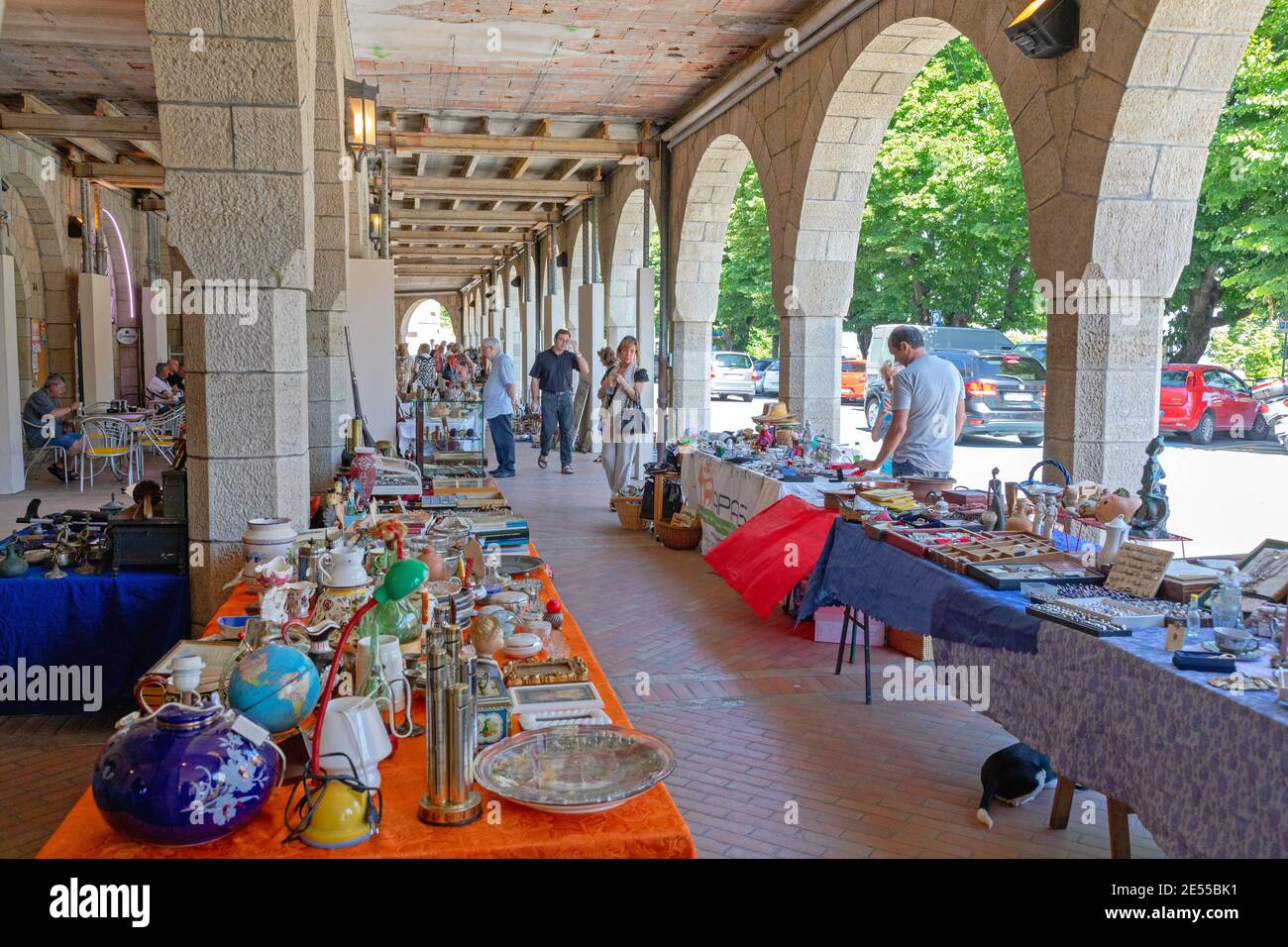 San Marino - 16. Juni 2019: Shopper auf dem Antiquitätenmarkt Sonntag in der Republik San Marino. Stockfoto