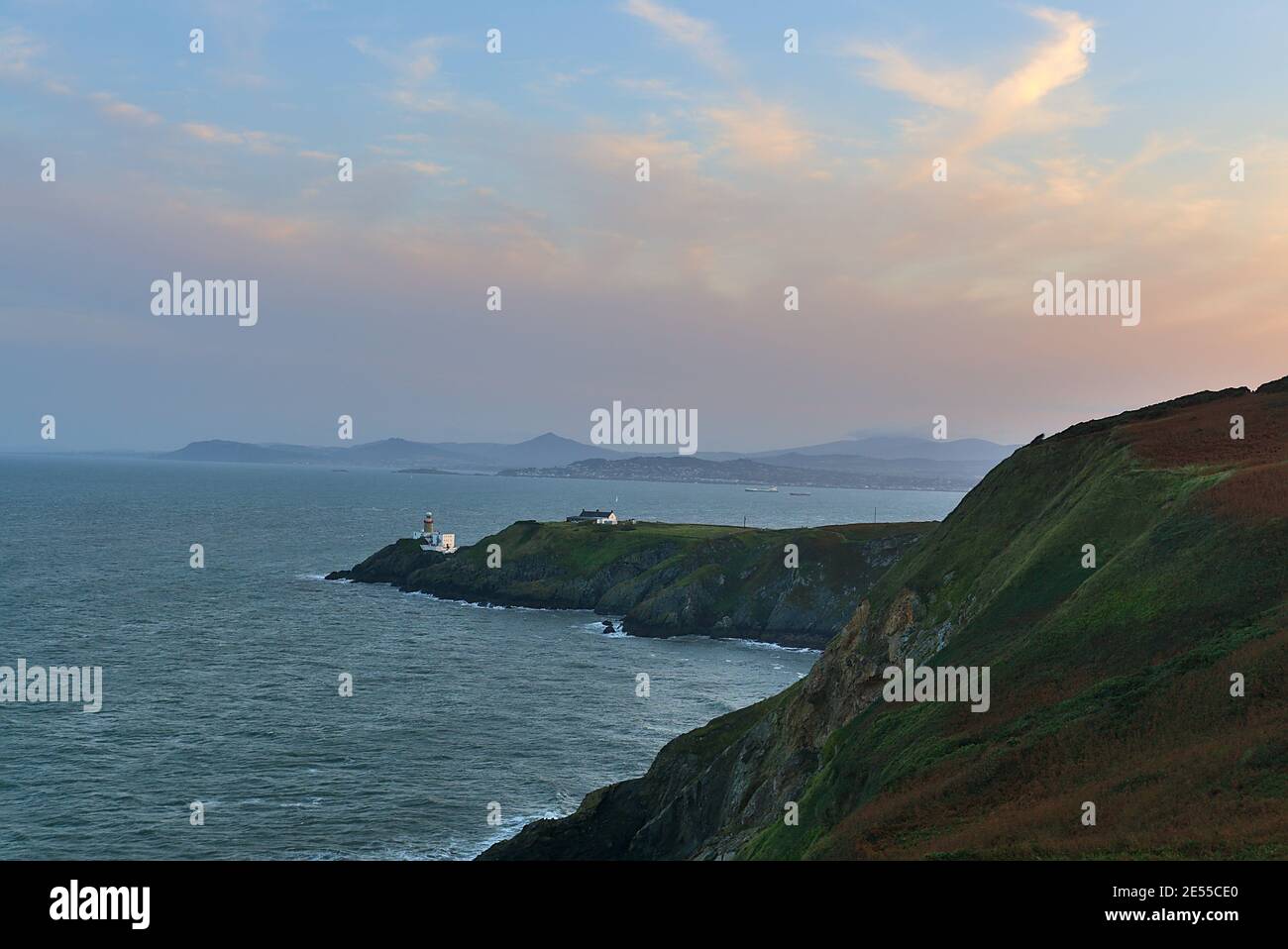 Wunderschöne Abendlandschaft entlang Howth Cliff Walk Path, Howth, Dublin, Irland. Der Baily Leuchtturm und die Wicklow Berge sind sichtbar Stockfoto