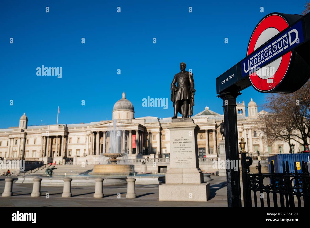 Schild der Londoner U-Bahn vor der National Gallery am Trafalgar Square, London, Großbritannien Stockfoto