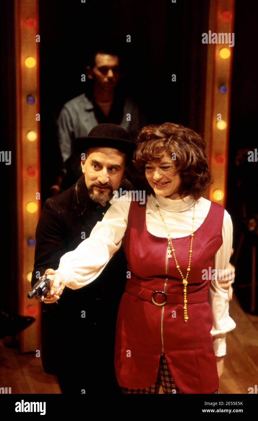 Henry Goodman (Charles Guiteau), Louise Gold (Sara Jane Moore) in ASSASSINS at the Donmar Warehouse, London WC2 29/10/1992 Musik & Texte: Stephen Sondheim Buch: John Weidman Design: Anthony ward Beleuchtung: Paul Pyant Regie: Sam Mendes Stockfoto