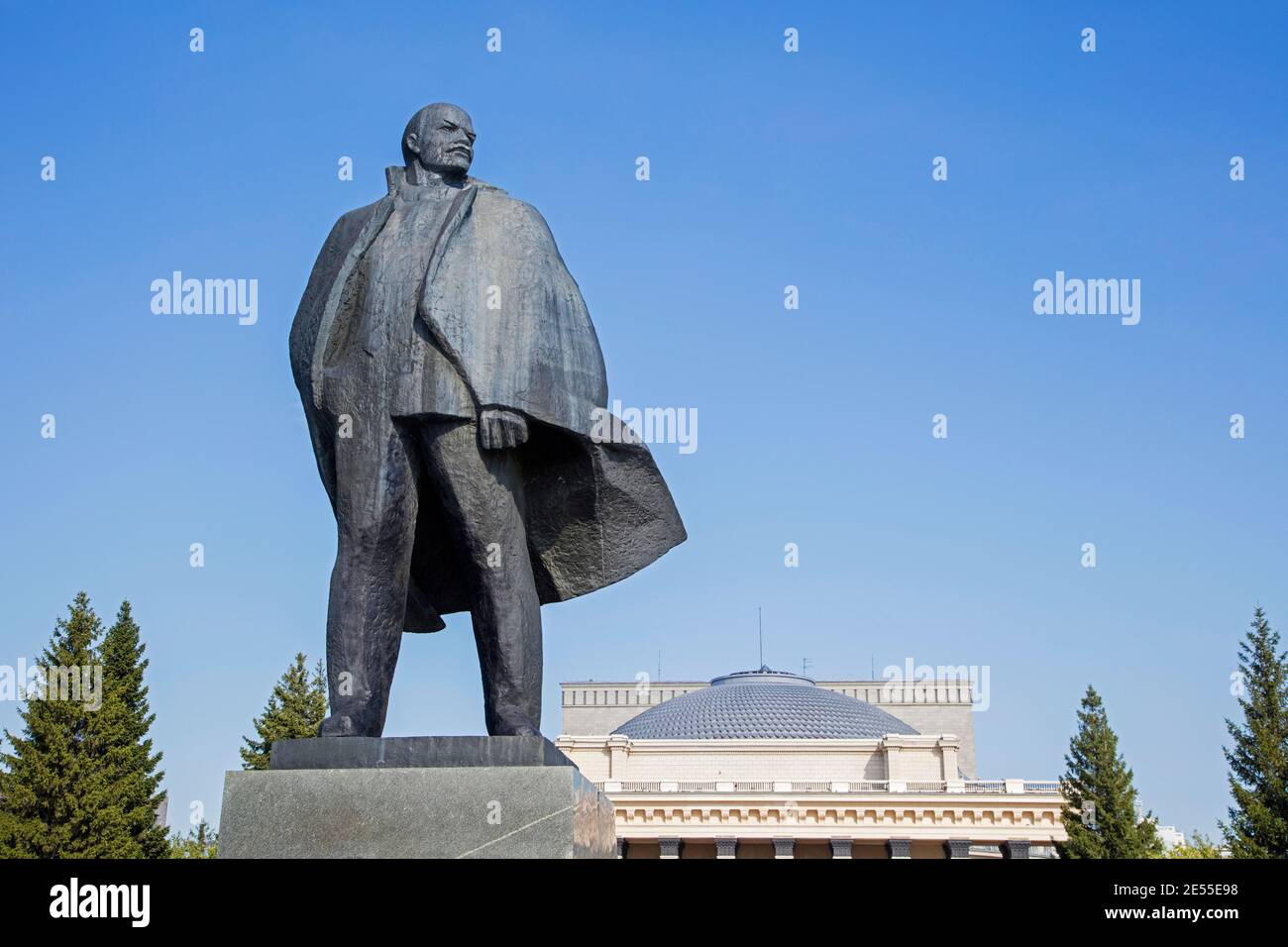 Lenin-Statue vor dem Opern- und Balletttheater Nowosibirsk im Stadtzentrum von Nowosibirsk, im Gebiet Nowosibirsk, im Südwesten Sibiriens, in Russland Stockfoto