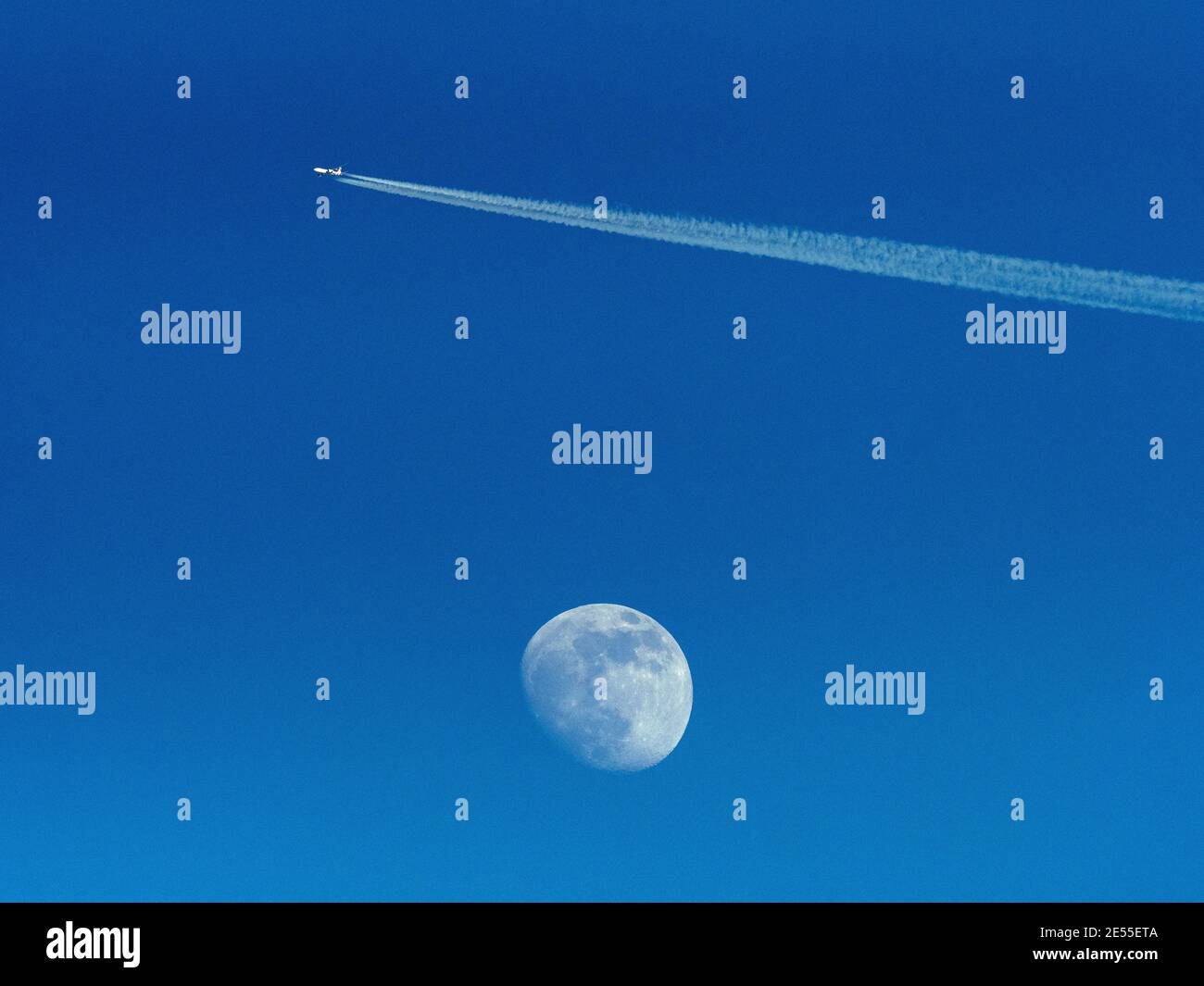 Aufgehender Mond und Airliner Januar Winter Norfolk Stockfoto