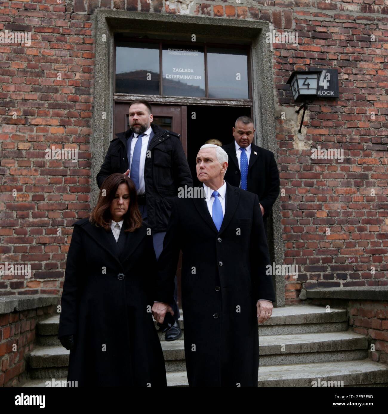 Oswiecim, Polen - 18. Februar 2019: Mike Pence, Vizepräsident der Vereinigten Staaten, besucht das ehemalige Nazi-Konzentrationslager Auschwitz-Birkenau. Stockfoto