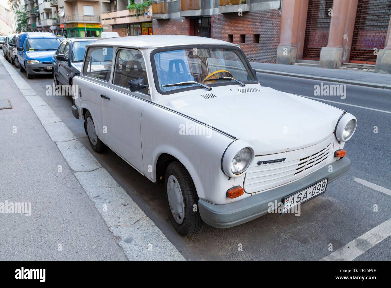 Budapest, Ungarn - 17. Juli 2012: Ein klassischer Trabant-Sammlerwagen aus den 60er Jahren, hergestellt in Osteuropa, sehr retro und vintage, geparkt auf einer Straße in Bud Stockfoto