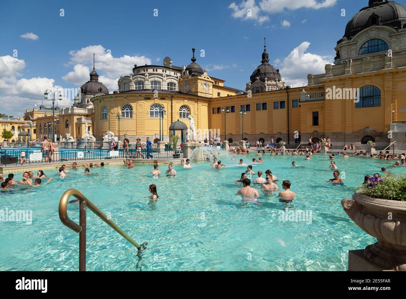 Budapest, ungarn - 18. Juli 2012: Die wichtigsten Freibäder des berühmten Széchenyi Spa in Budapest, voller Menschen Baden und genießen einen erholsamen Tag in i Stockfoto