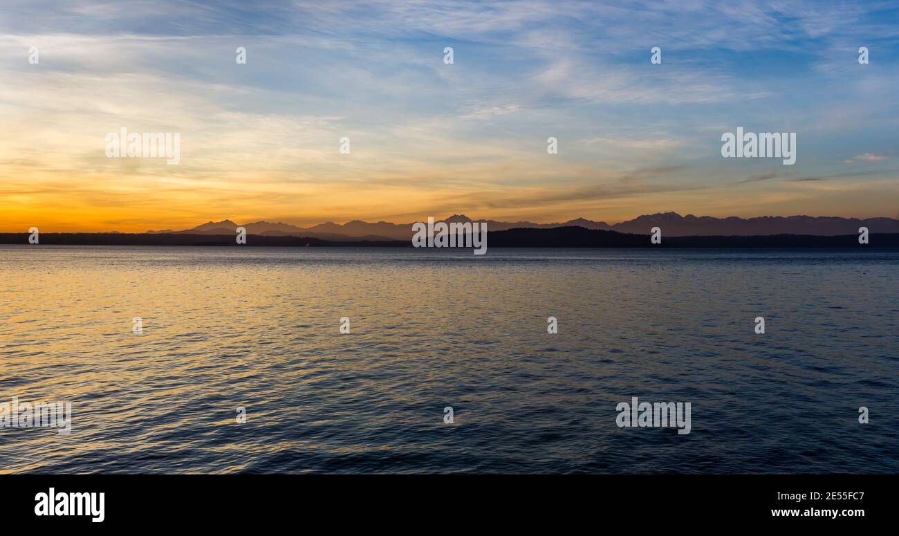 Olympic Mountain Range über den Puget Sound bei Sonnenuntergang. Stockfoto