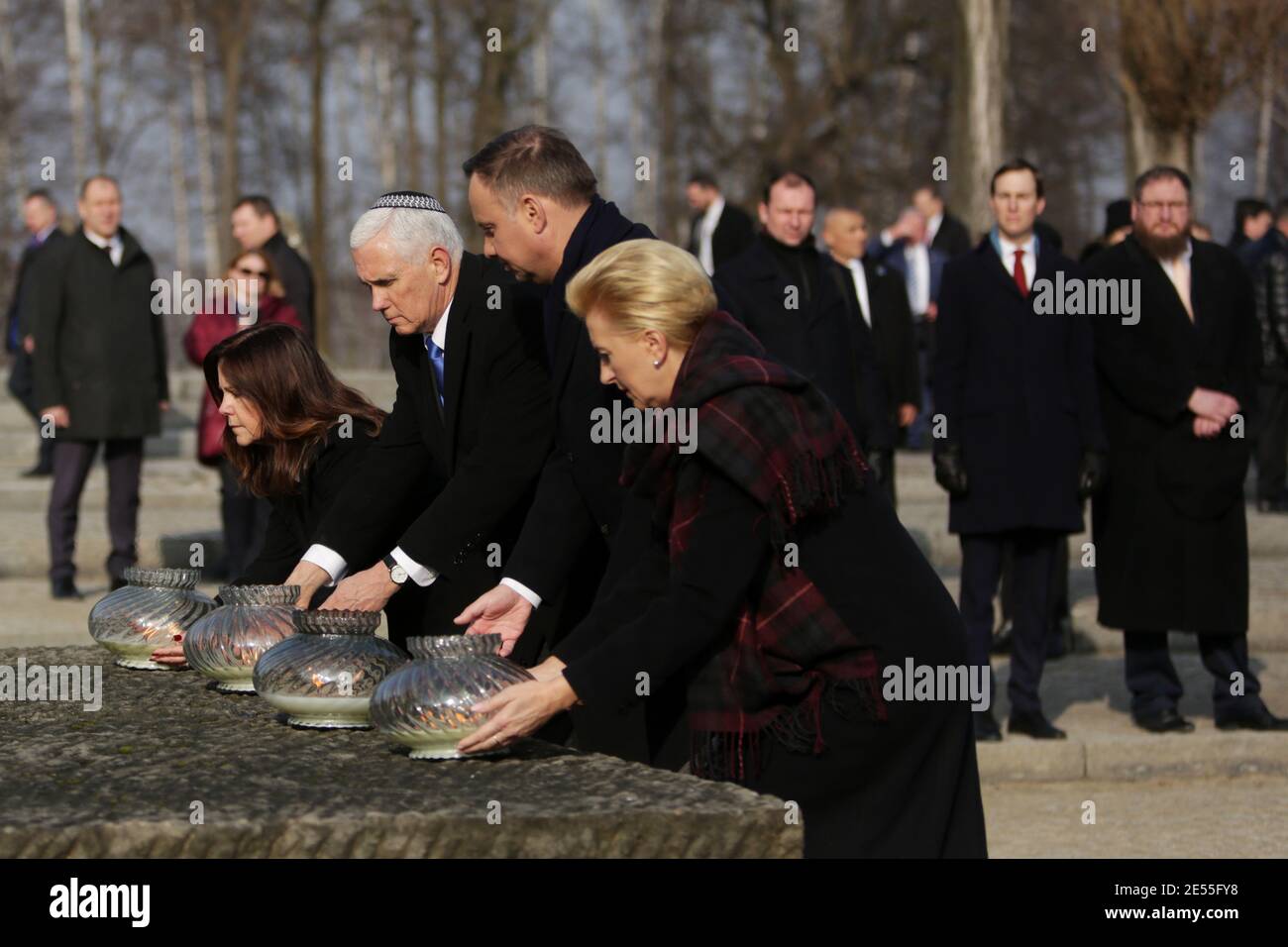 Oswiecim, Polen - 18. Februar 2019: Mike Pence, Vizepräsident der Vereinigten Staaten, besucht das ehemalige Nazi-Konzentrationslager Auschwitz-Birkenau. Stockfoto